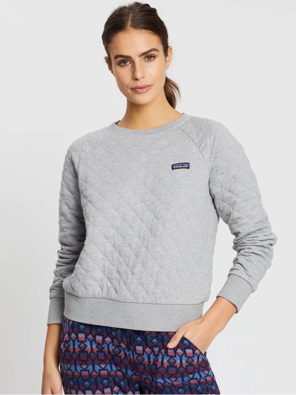 Patagonia Women’s Medium Organic Cotton Quilt Crew Sweatshirt Gray Logo‎ Front